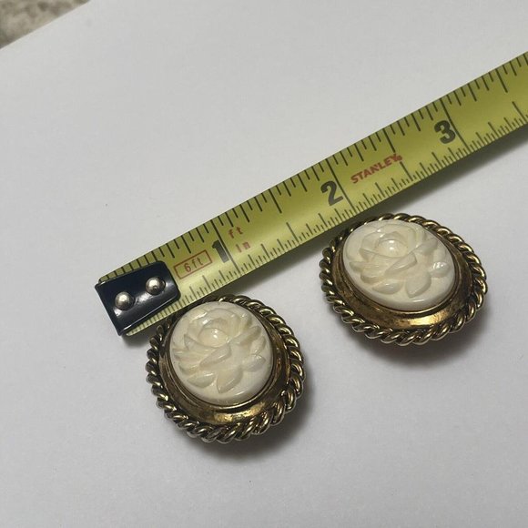 Signed Blair Delmonico Statement Clip On Earrings Gold Tone / Cream Flower - Picture 6 of 8